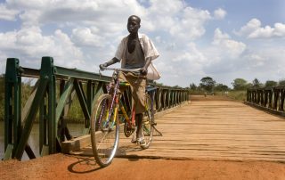 Reconstruction of bombed bridges in South-Sudan. (c) Bart Coolen