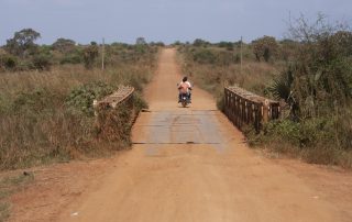 Reconstruction of bombed bridges in South-Sudan. (c) Bart Coolen