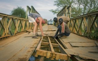 Reconstruction of bombed bridges in South-Sudan. (c) Bart Coolen